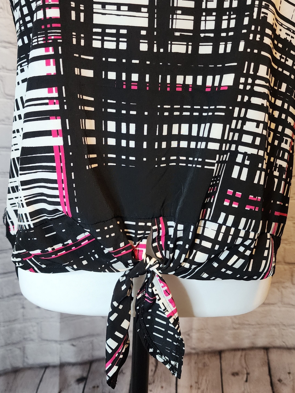 Vince Camuto Black & White Geometric Tie-Hem Camisole with Pink Accents - Picture 4 of 4